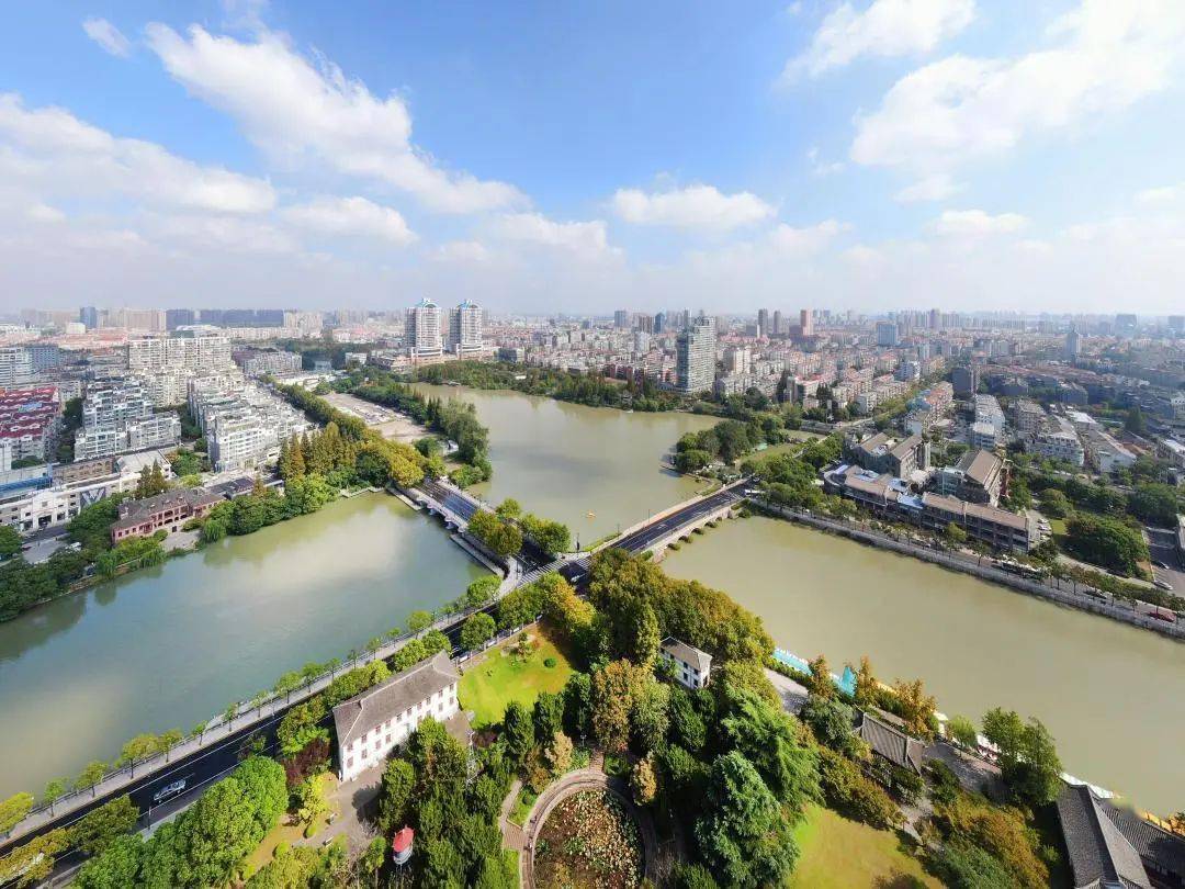 获评中国人居环境范例奖的濠河全长10公里水面千亩