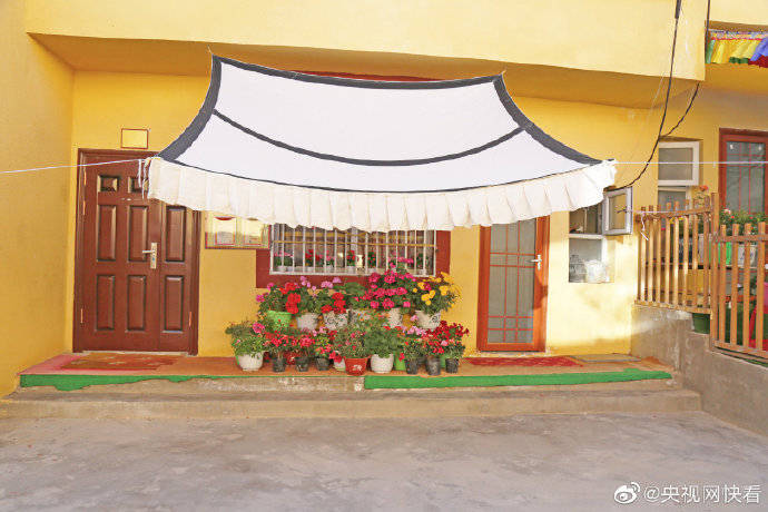 扶贫|小院里种花，学校就在隔壁...他们“搬”进美好新生活