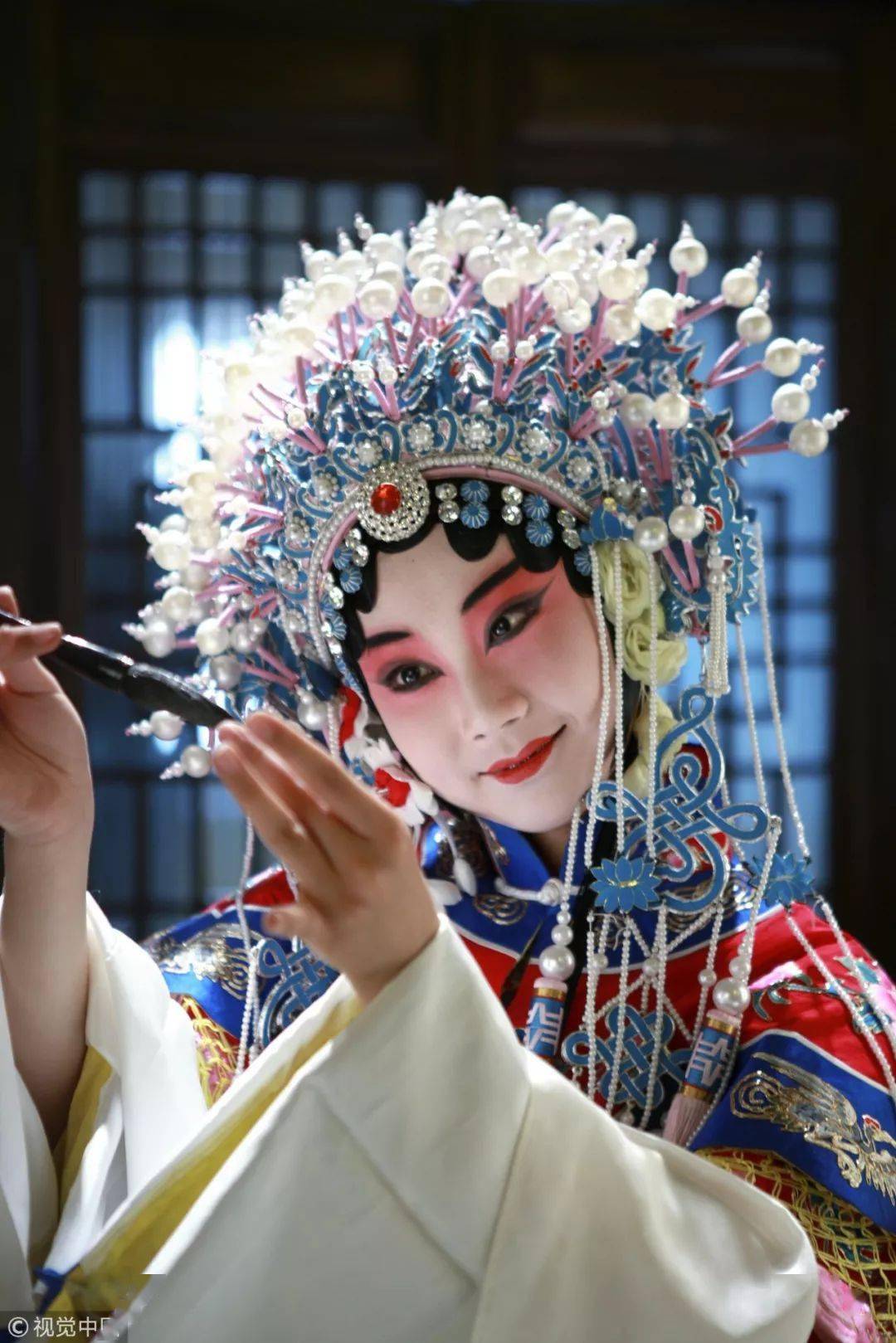 已故著名庐剧表演艺术家王本银(艺名"小张锁" )擅演拿手好戏庐剧《讨