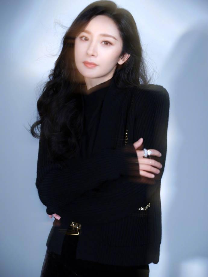 杨幂穿黑色套装优雅精致大波浪长发慵懒女人味