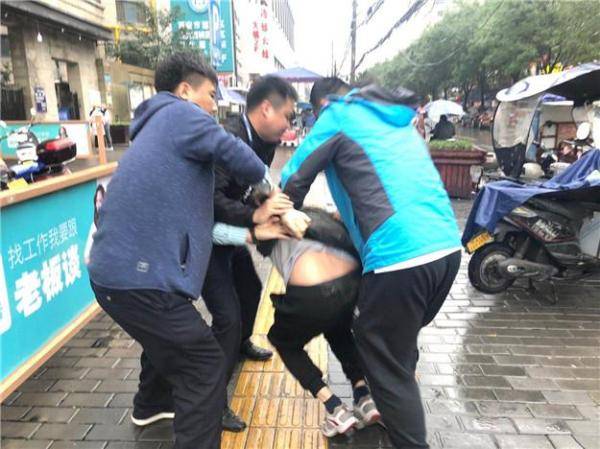 遭歹徒劫持，空姐沉着自救，40岁嫌疑人已被捕