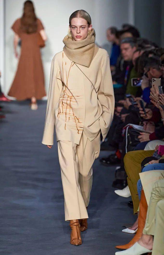 流行色|奶茶可以不喝，但奶茶色一定要拥有！（流行色之裸咖色）