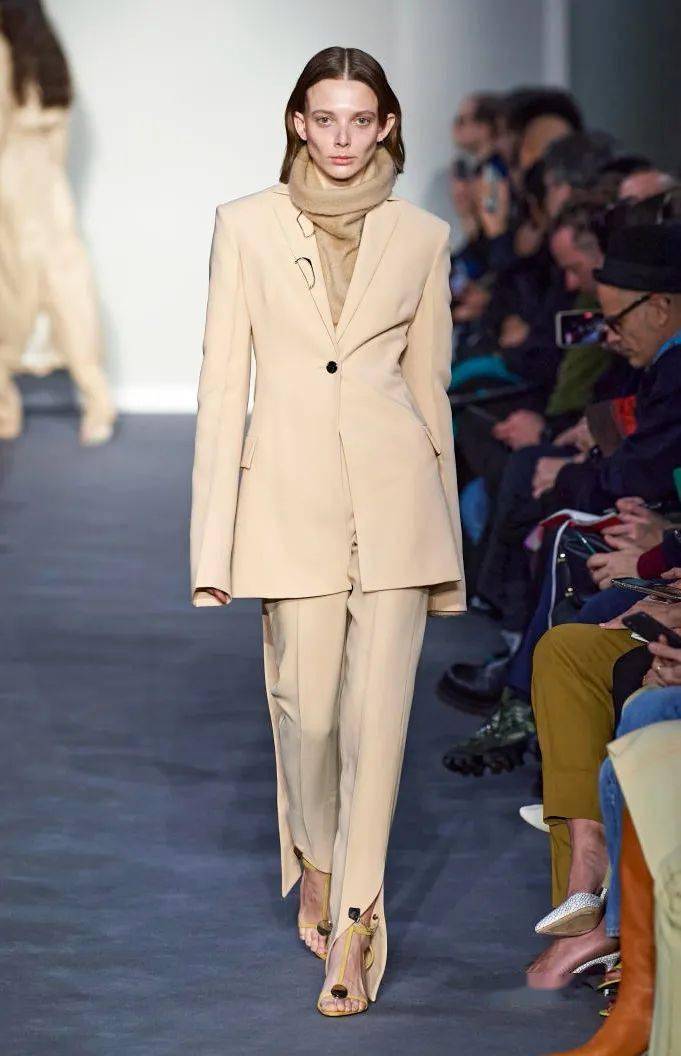 流行色|奶茶可以不喝，但奶茶色一定要拥有！（流行色之裸咖色）