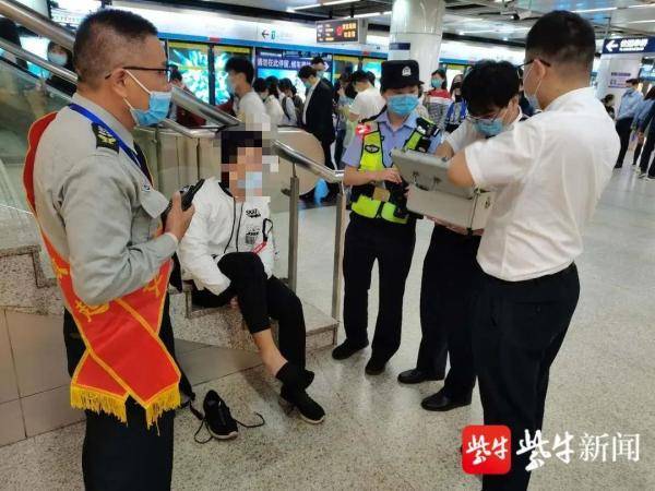 “咔吧”一声！小伙下楼梯时玩手机，摔了…