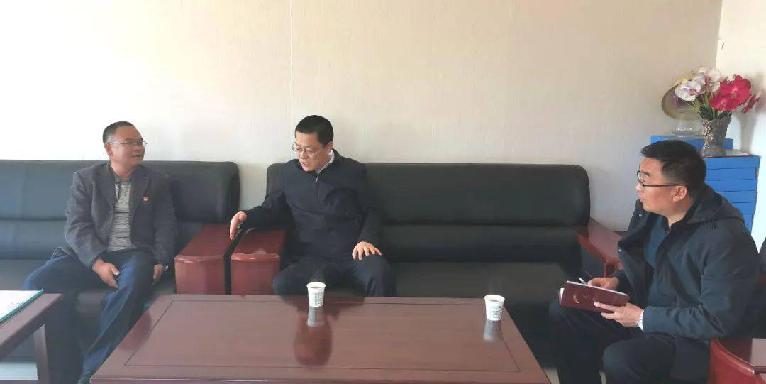 县委书记李小牛走访慰问贫困户