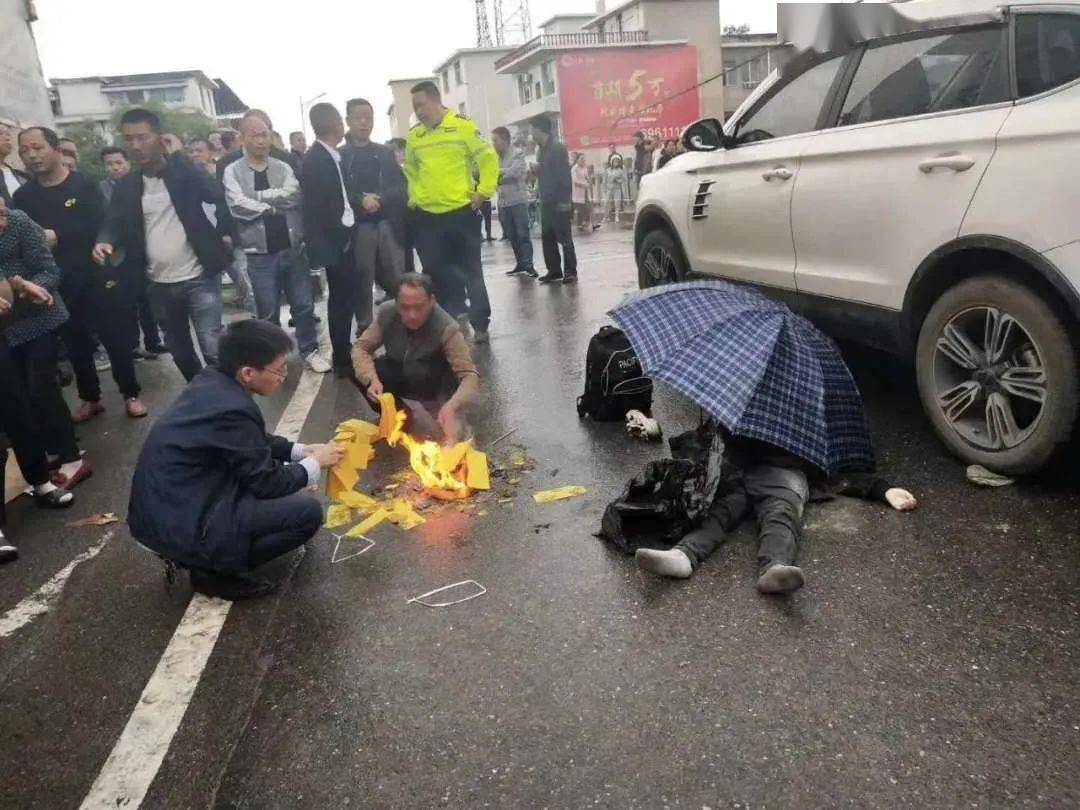 视频心痛上栗赤山发生一起交通事故一小男孩不幸被撞身亡