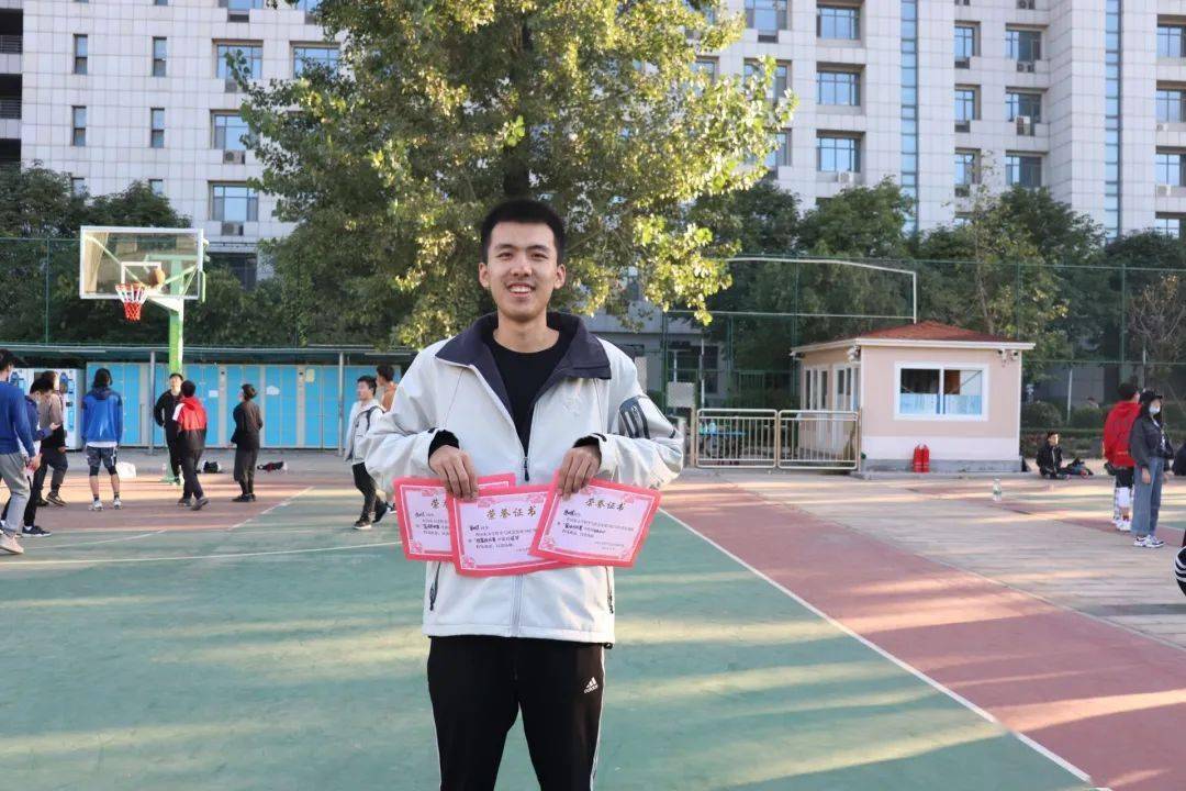 季军:周伯翰亚军:宋展飞冠军:唐明昊男篮单挑赛获胜者季军:宋展飞亚军
