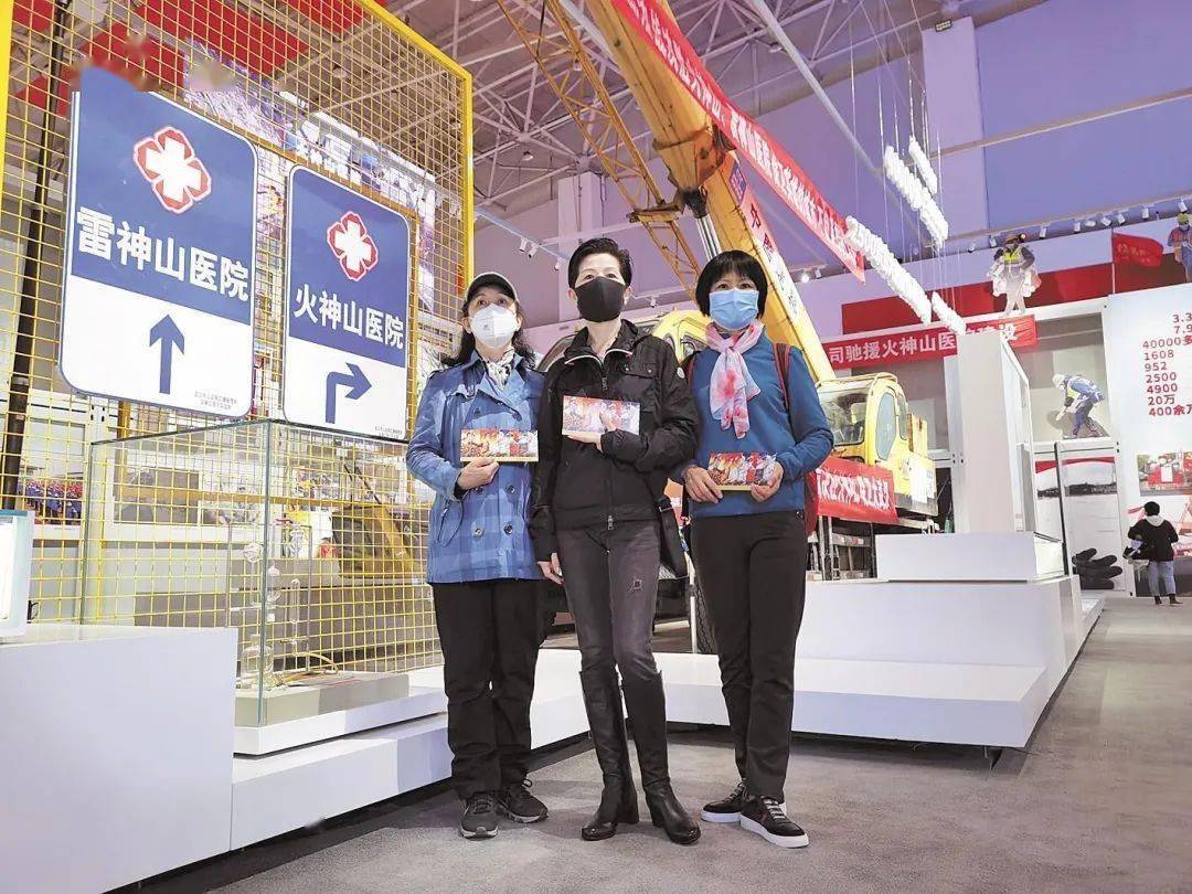 观展者从四面八方赶来武汉客厅,重温抗疫的中国故事,湖北故事,汲取抗