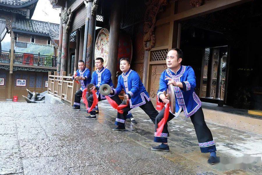 "三湘巨变看龙山"文学采风团调研土家族非遗文化