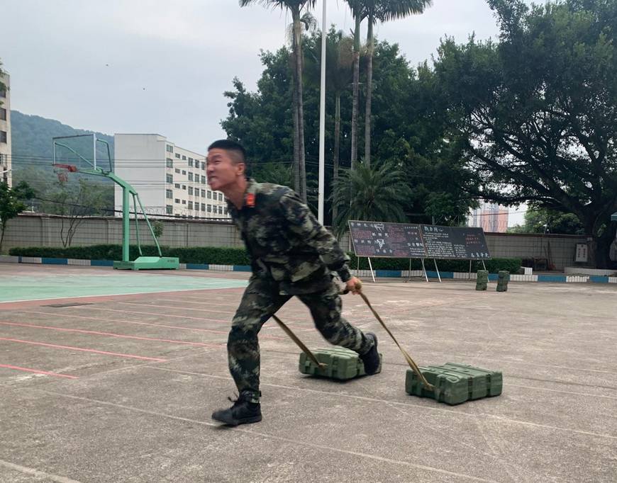 负重组合训练 金志浩 摄