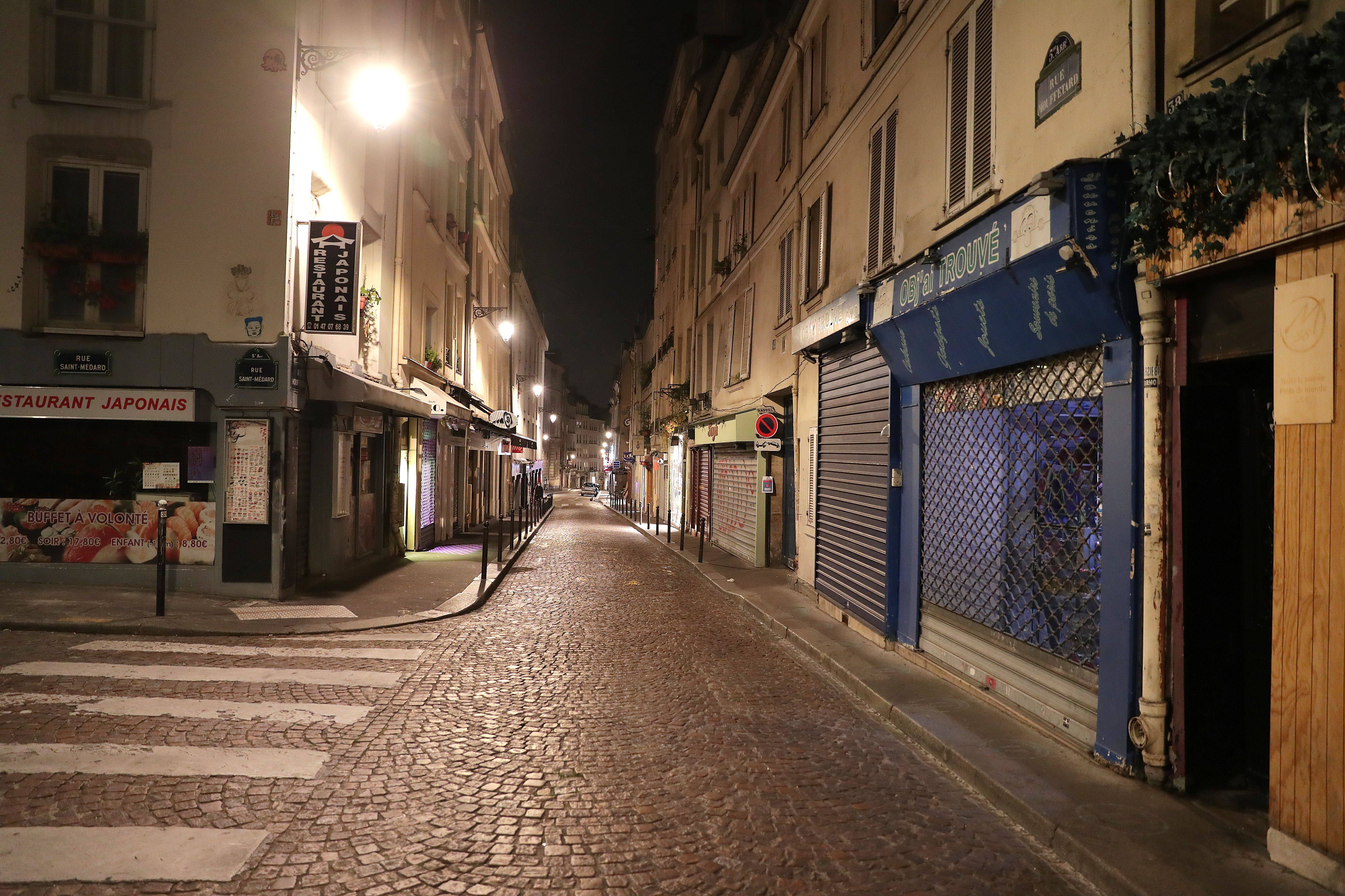这是10月17日在法国巴黎拍摄的宵禁后的街道.