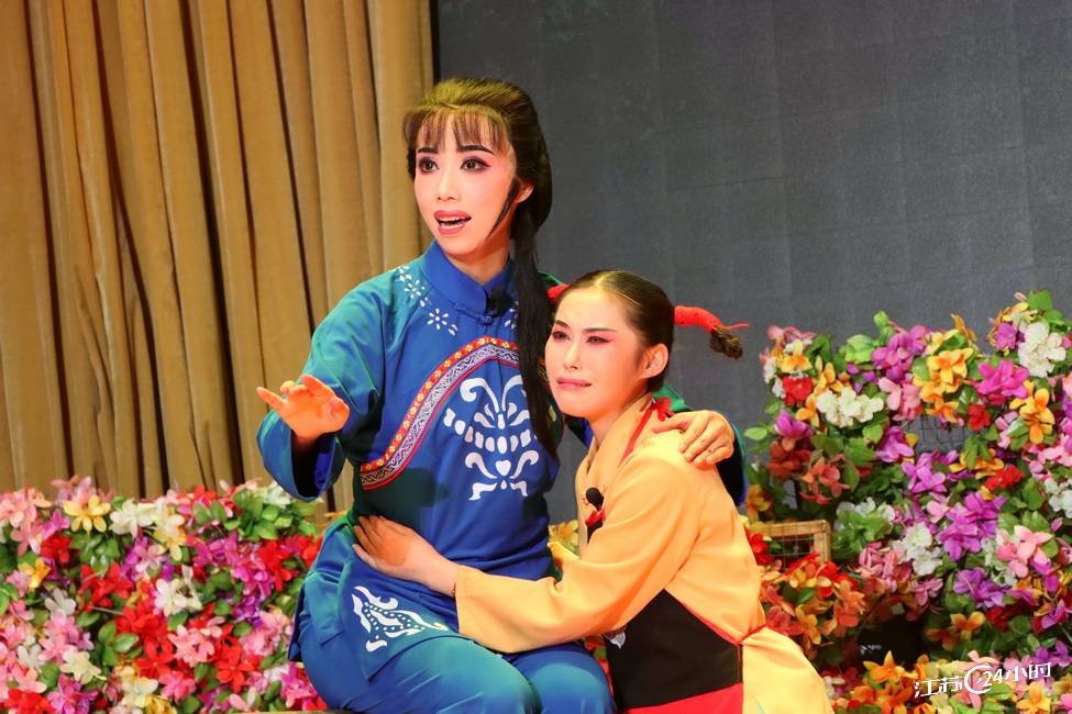 仪征市|江苏24小时·滚动推送|仪征市：千名学生观看现代扬剧《党的女儿》