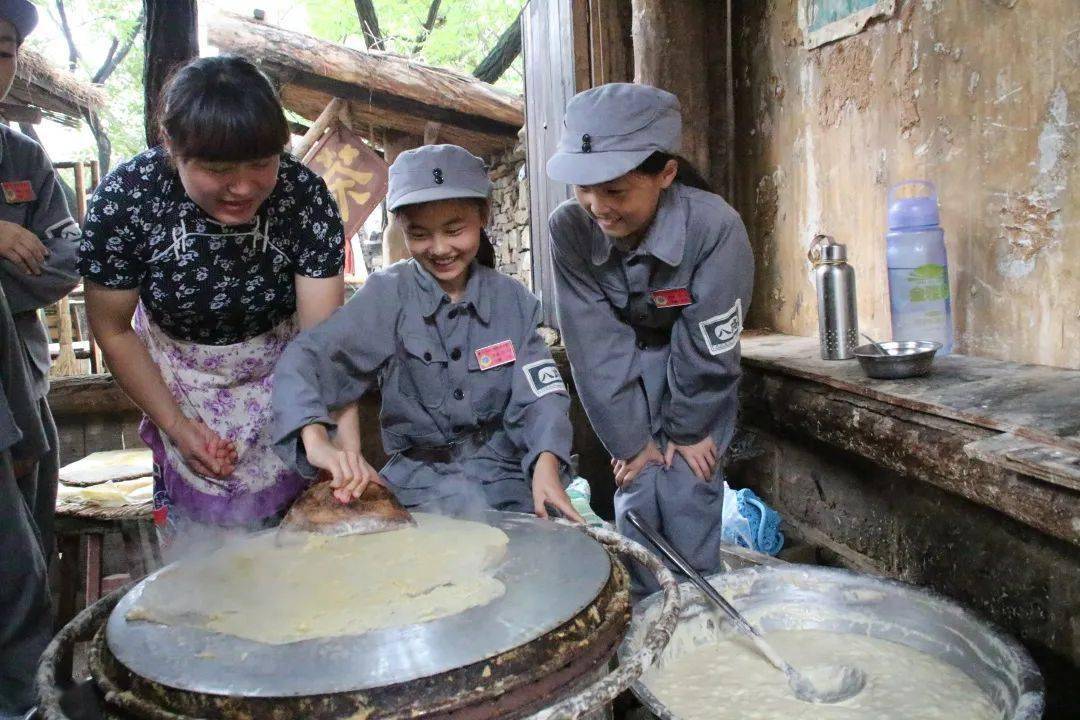 常山庄村游客体验摊煎饼