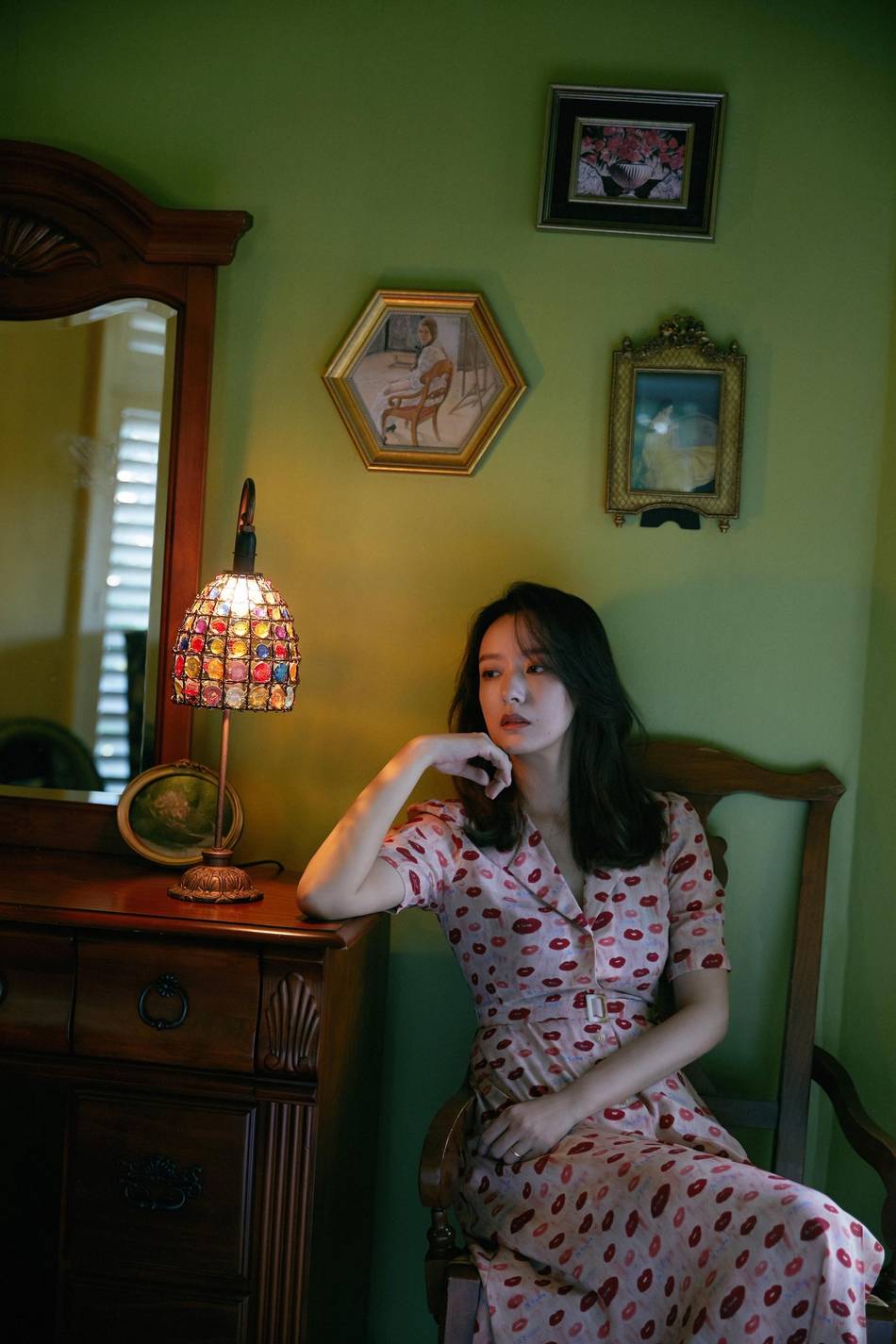 写真|周奇奇复古风写真 红唇印花裙显法式魅力