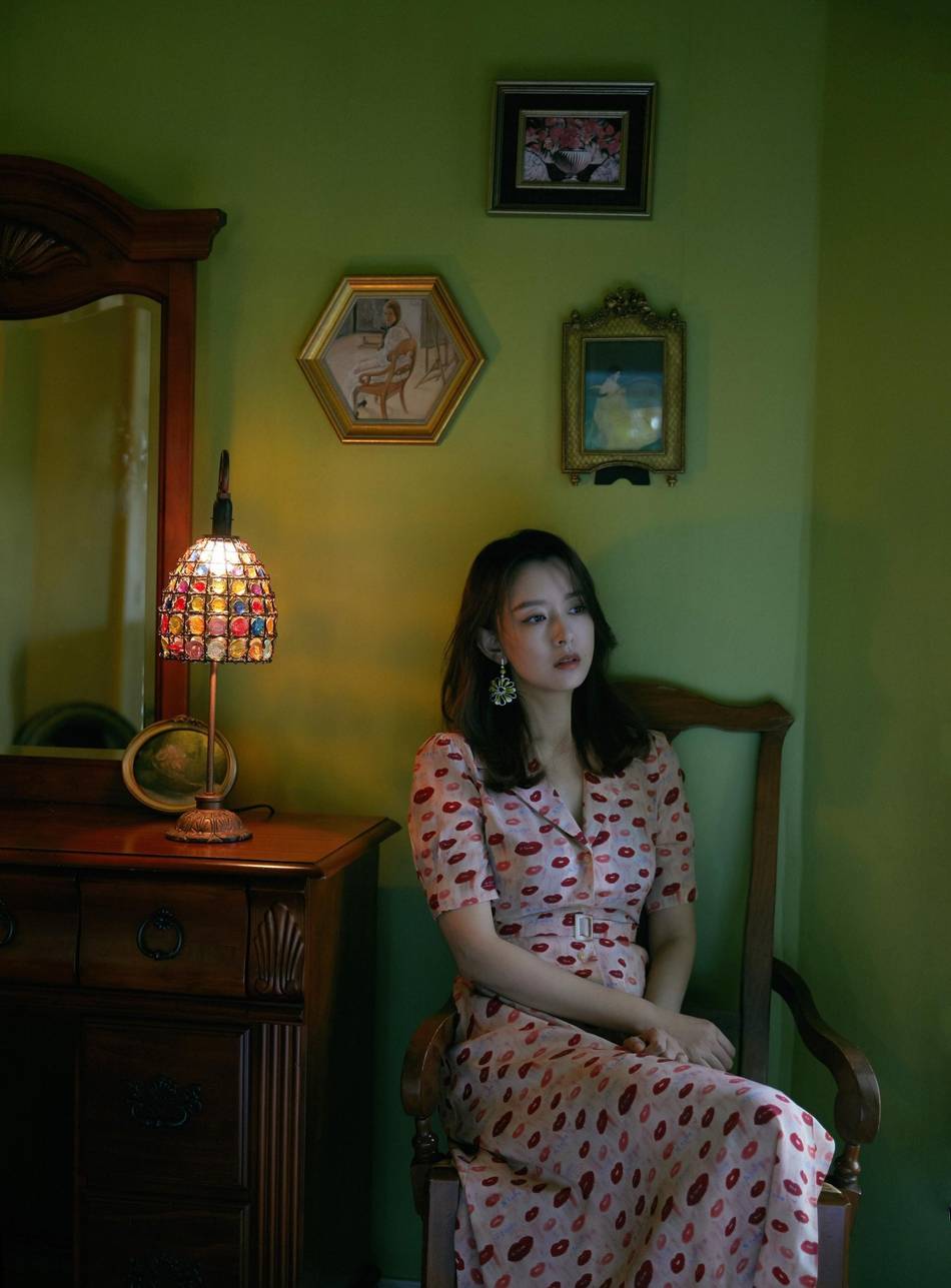 写真|周奇奇复古风写真 红唇印花裙显法式魅力