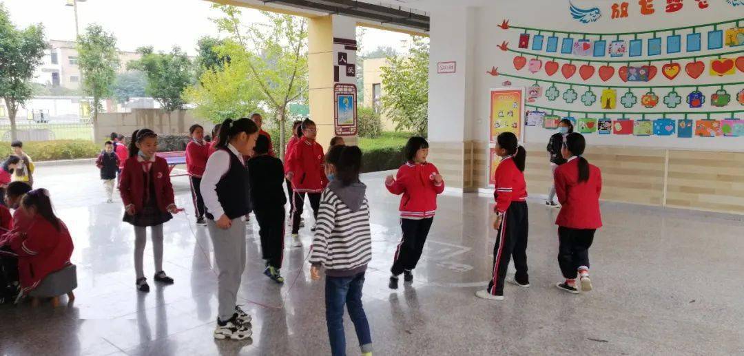 五班人口号_一家五口人简笔画(3)