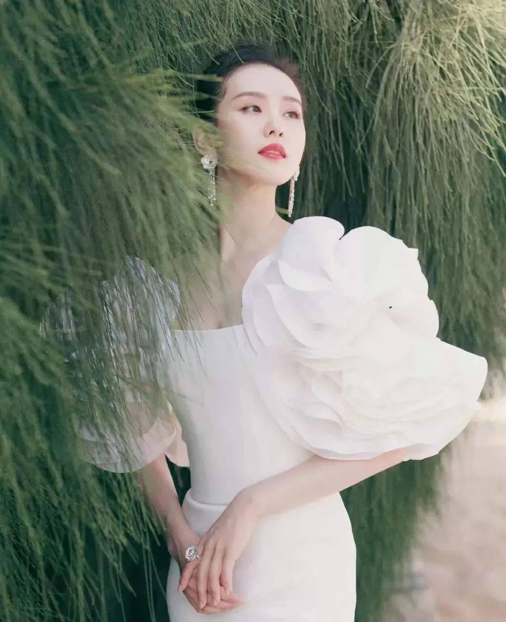 颈部|没有颈纹的天鹅颈，才是真的美！