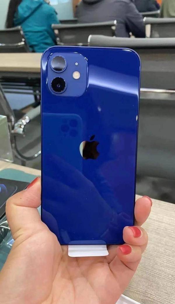 iPhone|iPhone 12蓝色冲上热搜第一，网友吵翻