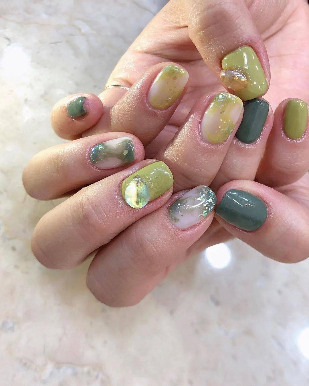 款式|每刻美丨两大流行款式的秋季美甲新鲜直达