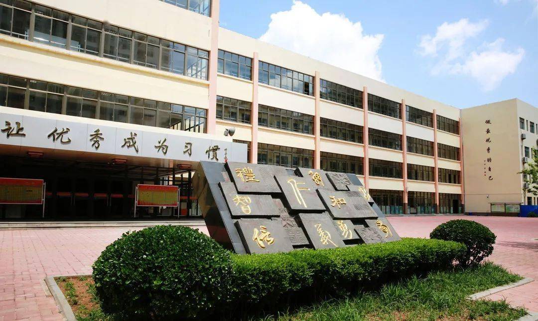 济南市市中区育秀小学,建校十年,教学班61个,在校生2743名.