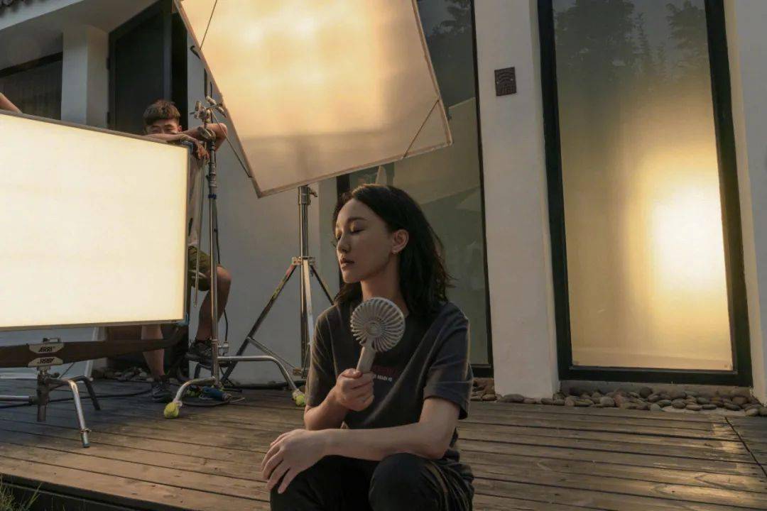 岁月|擦个口红就美出圈,这才是岁月不败的美人!