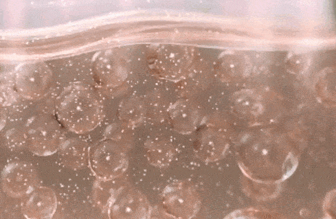 可口可乐|会玩!可口可乐竟开始做唇膏?!连接吻都是汽水味儿~