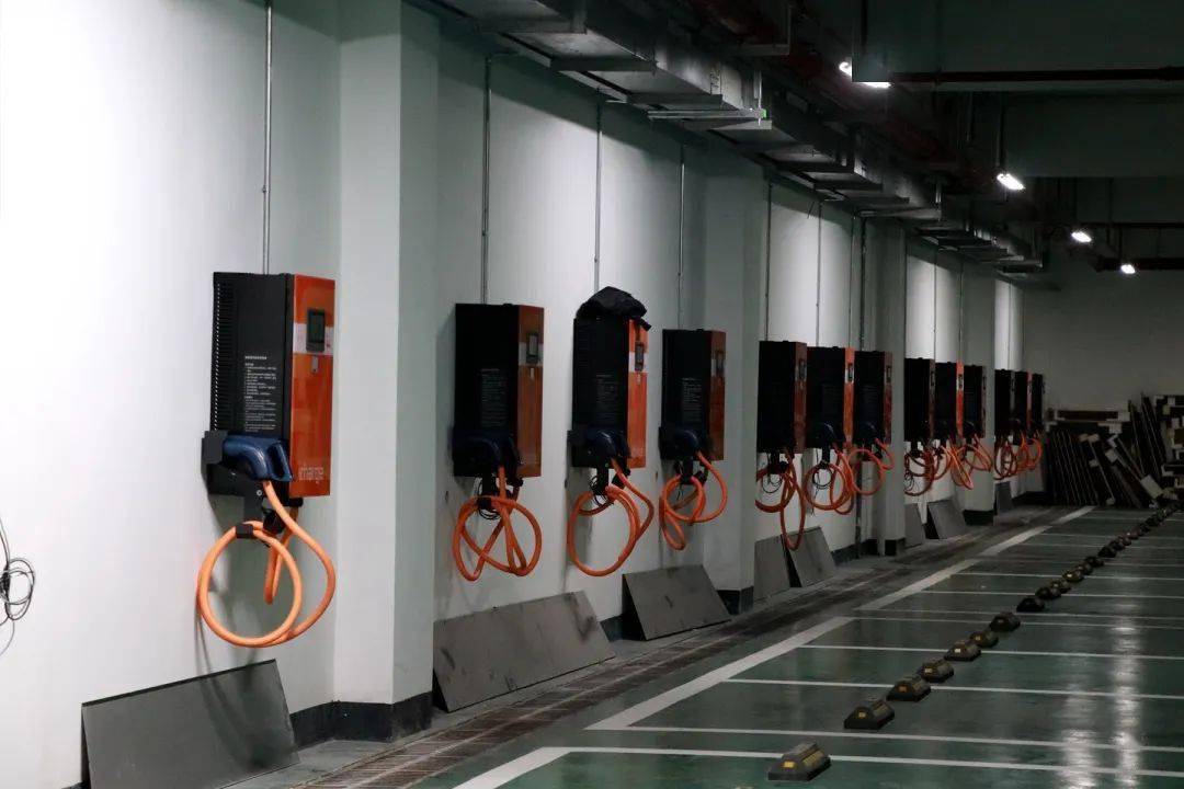 滨江公园地下停车库将新增100台充电桩 其中91台直流桩,9台交流桩
