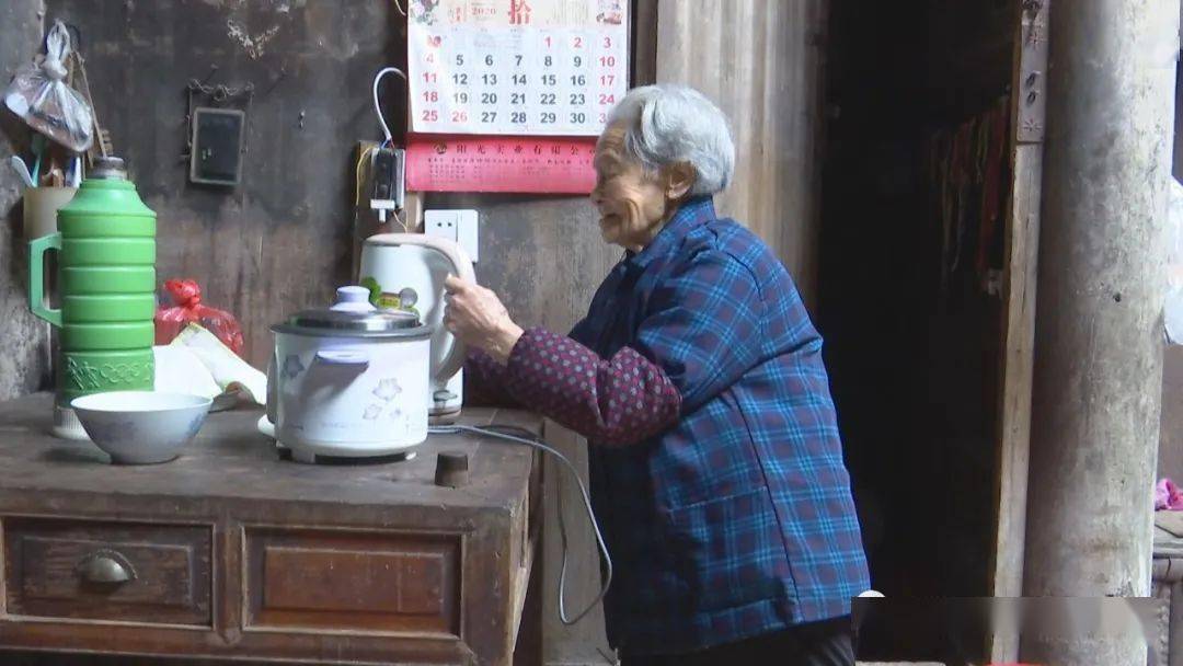 绩溪县委书记看望超百岁老人当地最年长老人为105岁