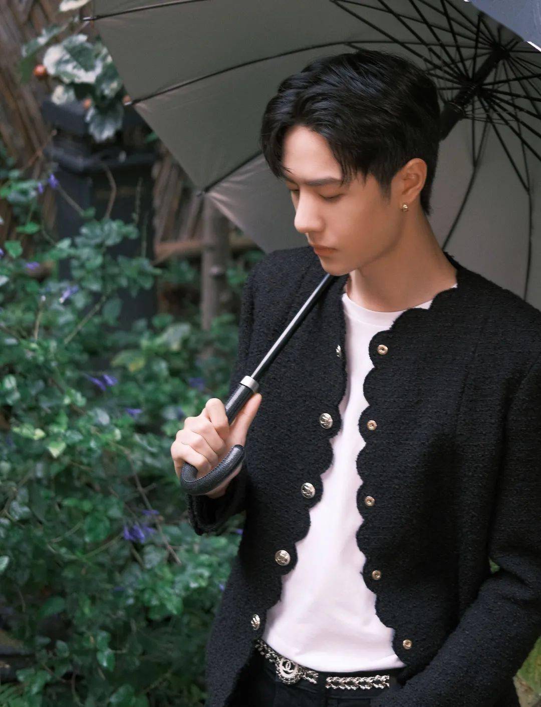 香奈儿|宋茜刘诗诗罕见同框 却不经意被TA给抢了风头！