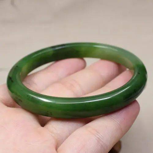 翡翠|九玉：这只玉镯不挑人，还能代代相传？为自己和家人聚集福气都靠它！