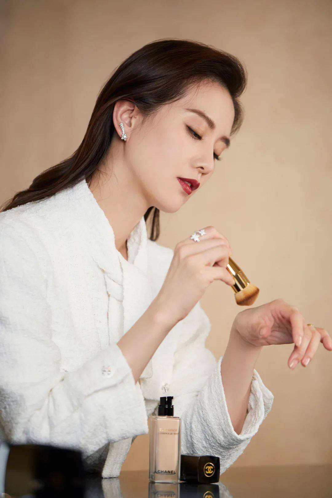 香奈儿|宋茜刘诗诗罕见同框 却不经意被TA给抢了风头！