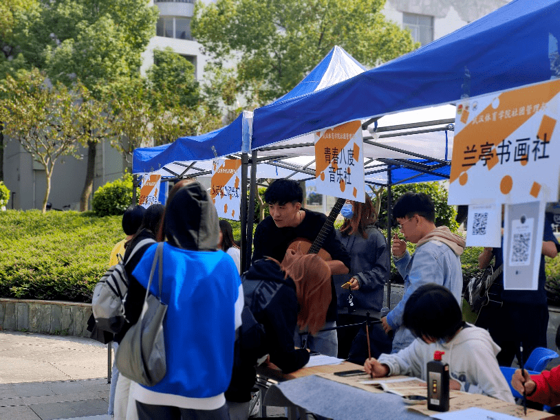 上午8时,各社团的招新摊位和宣传展品已经准备就绪,招新标语,宣传展板