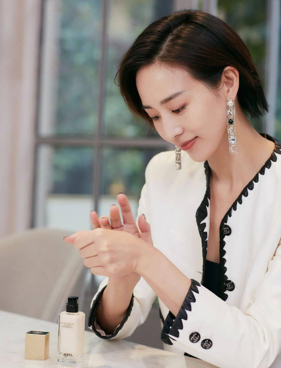 香奈儿|宋茜刘诗诗罕见同框 却不经意被TA给抢了风头！