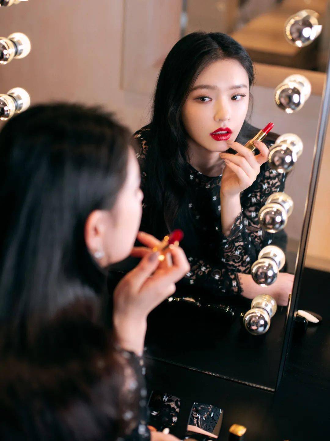 香奈儿|宋茜刘诗诗罕见同框 却不经意被TA给抢了风头！