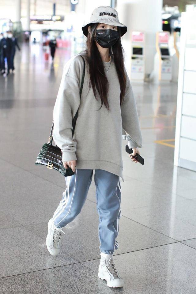 “kaiyun网页登录入口”
林允穿灰色卫衣现身机场 邻家少女风惹人爱