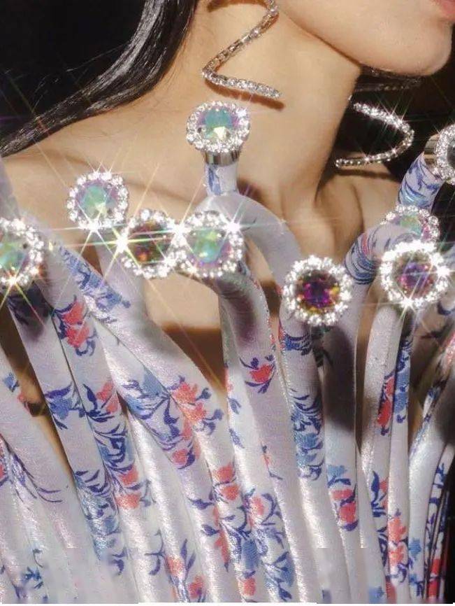 宝藏|想和虞书欣一样做个宝藏女孩，首先得有一件同款宝石衣啊！