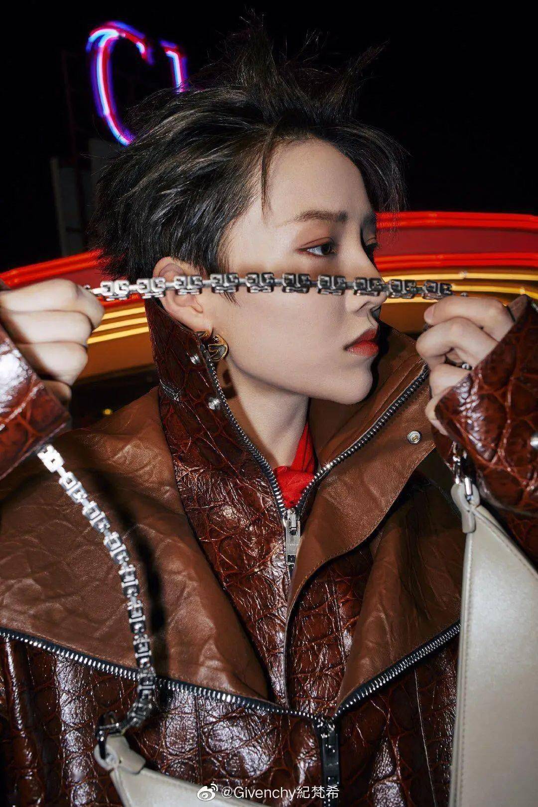 大招|为打破秋冬沉闷，爱豆们发出哪些「妆容大招」？