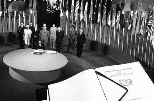 由罗斯福,丘吉尔和斯大林参加的雅尔塔会议,又进一步讨论了成立联合国