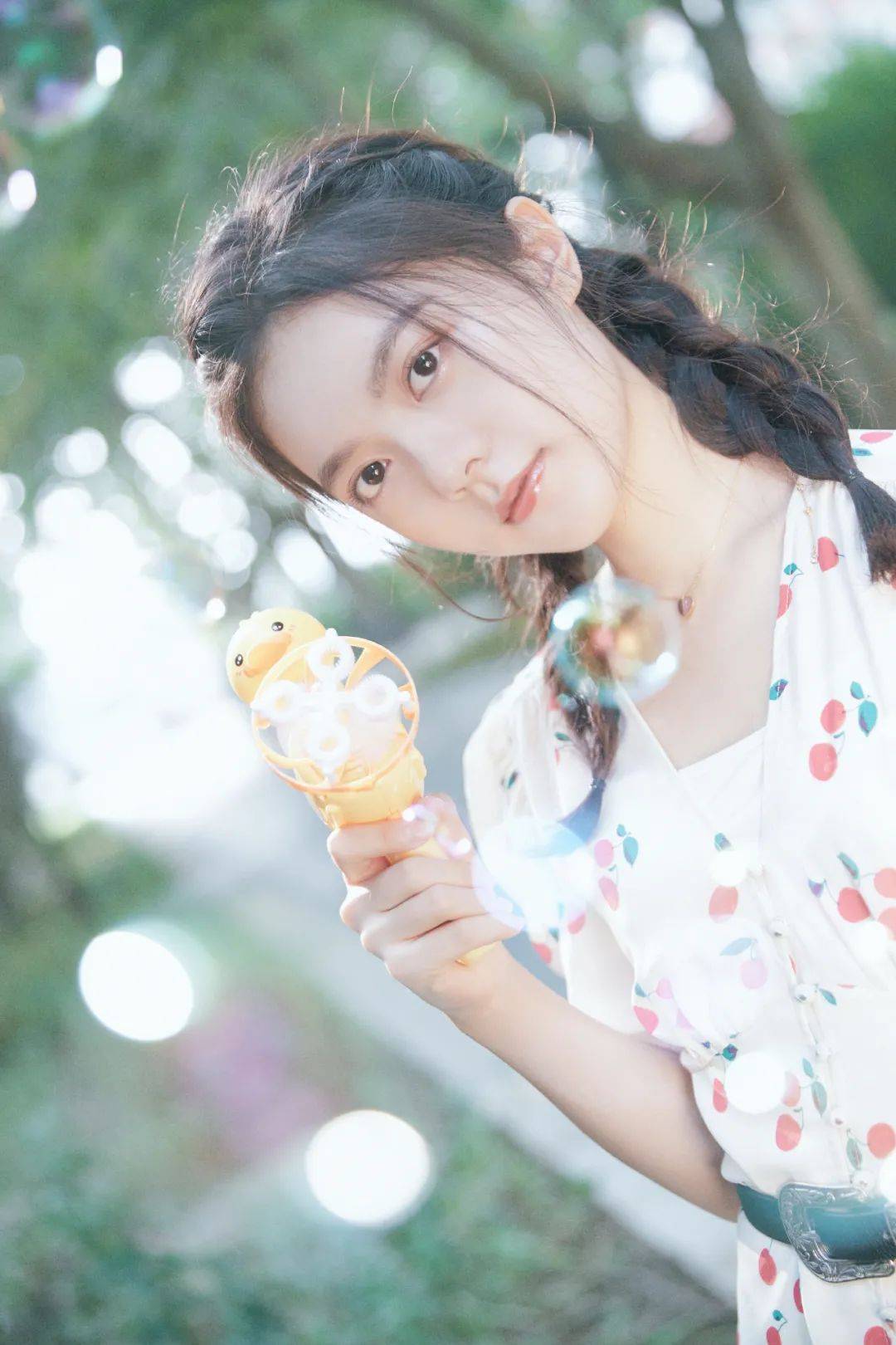 赵今麦|“国民闺女”赵今麦太会搞头发了!麦穗卷+胎毛刘海美丽翻倍!