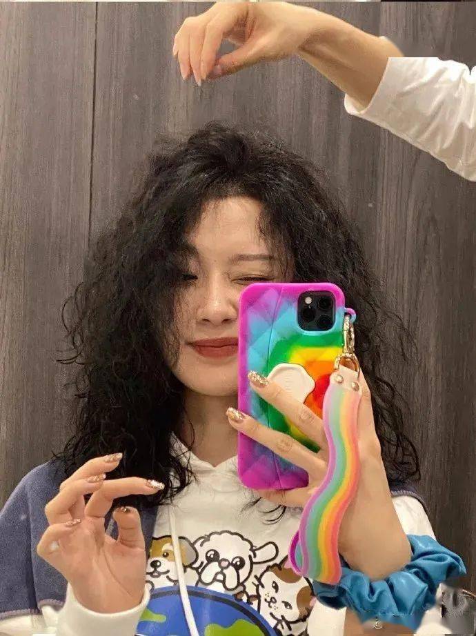 宋妍霏|孟美岐宋妍霏不费吹灰之力的港风妆，看着简单却这么高级？