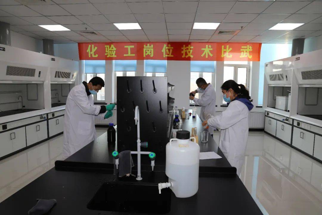 今天上午,集团在中心化验室举办化验工岗位技术比武.