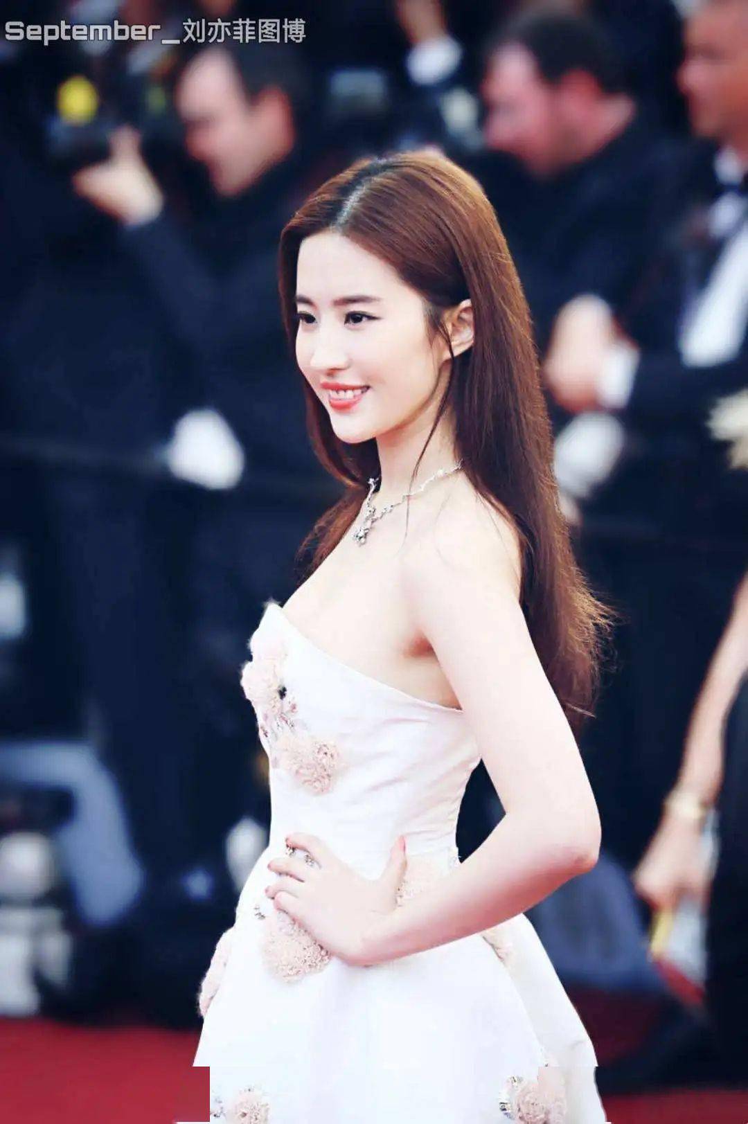 明星|糊咖真的不配穿高定么?上百万的高定为啥这么受明星追捧?!