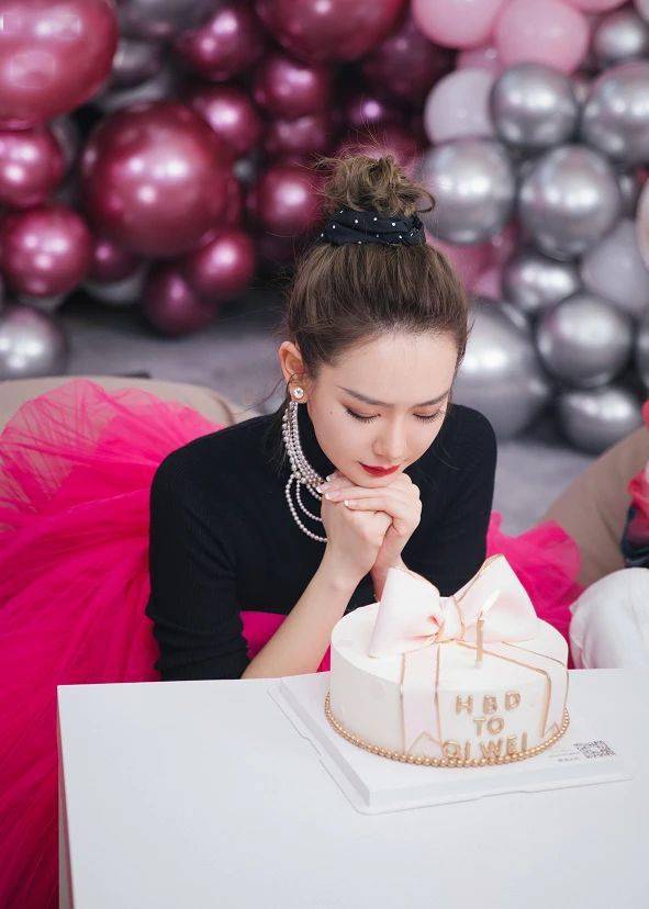 李承铉|戚薇生日获李承铉探班甜蜜对视 深夜收花超幸福