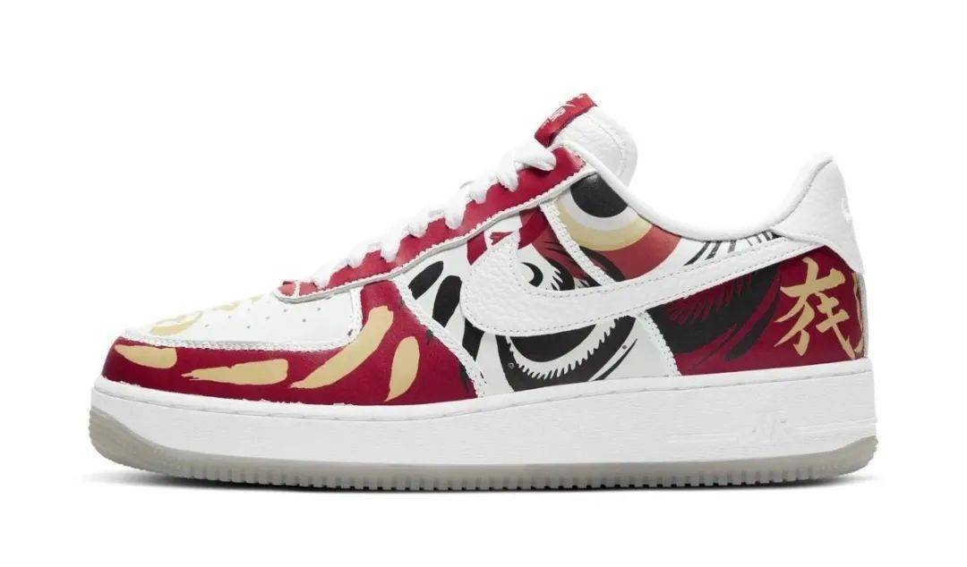 鞋面,鞋身和 swoosh 为黑色装扮;后跟辅以黑色飞翼 logo,最后再搭配