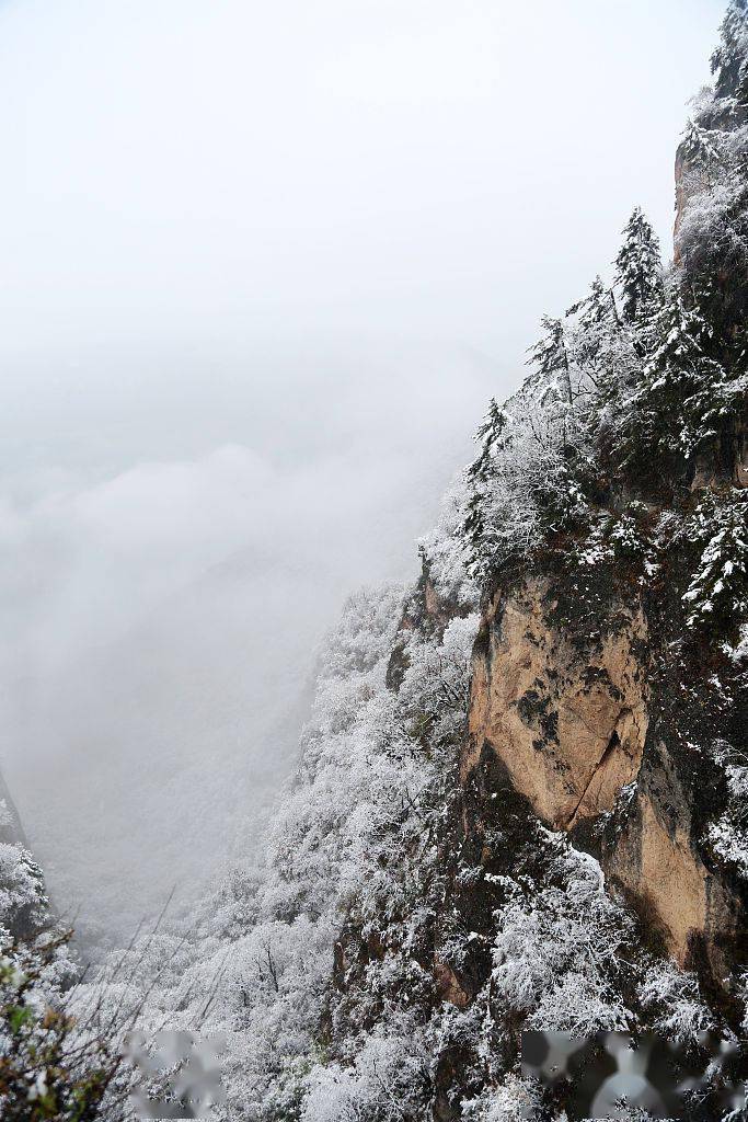 甘肃平凉:崆峒山迎来首场初雪 秋景雪景相映成趣