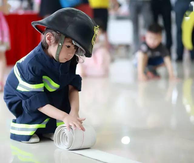 为启迪和鼓励广大青少年儿童从小培养防火防灾的安全意识和良好习惯