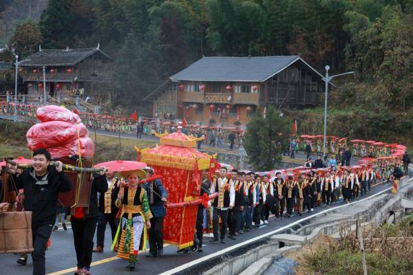 这是10月26日在湖南省邵阳市隆回县虎形山瑶族乡崇木凼村拍摄的集体