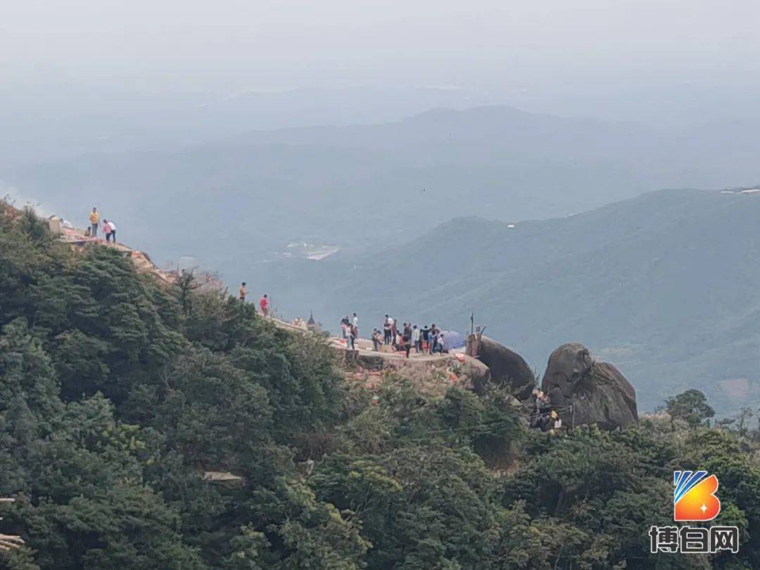 重阳节,博白云飞嶂千年古墓引万人祭拜,这两位大哥的行为让人