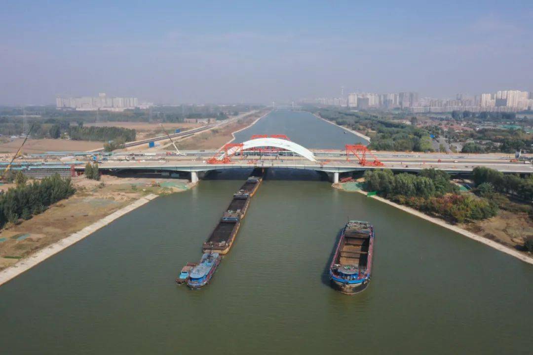 提速!济宁内环高架项目京杭运河最后一幅钢箱梁顺利合龙