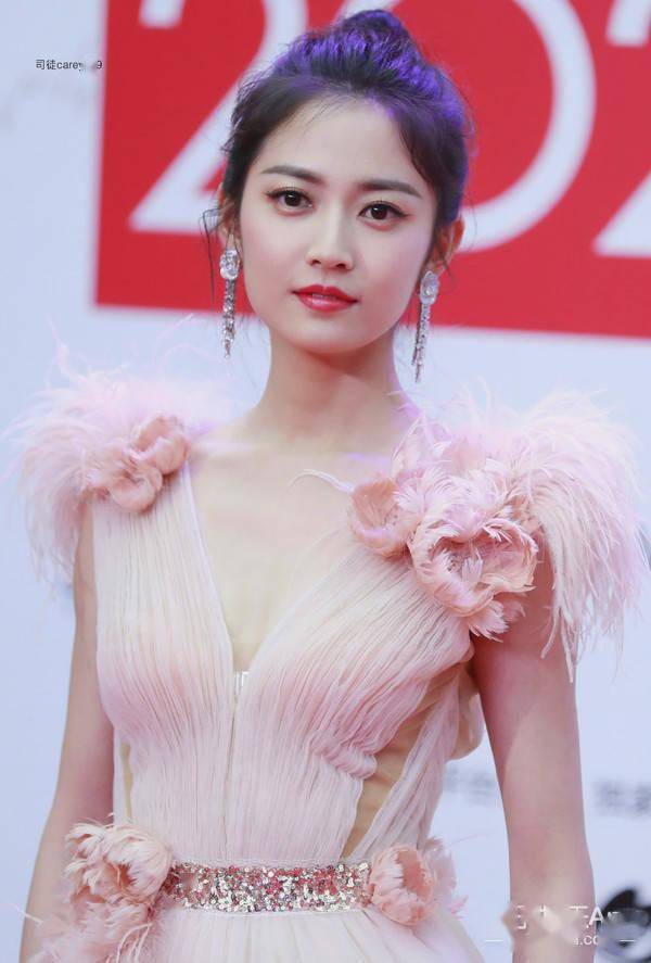 小鞠|她的化妆师该下岗了吧...